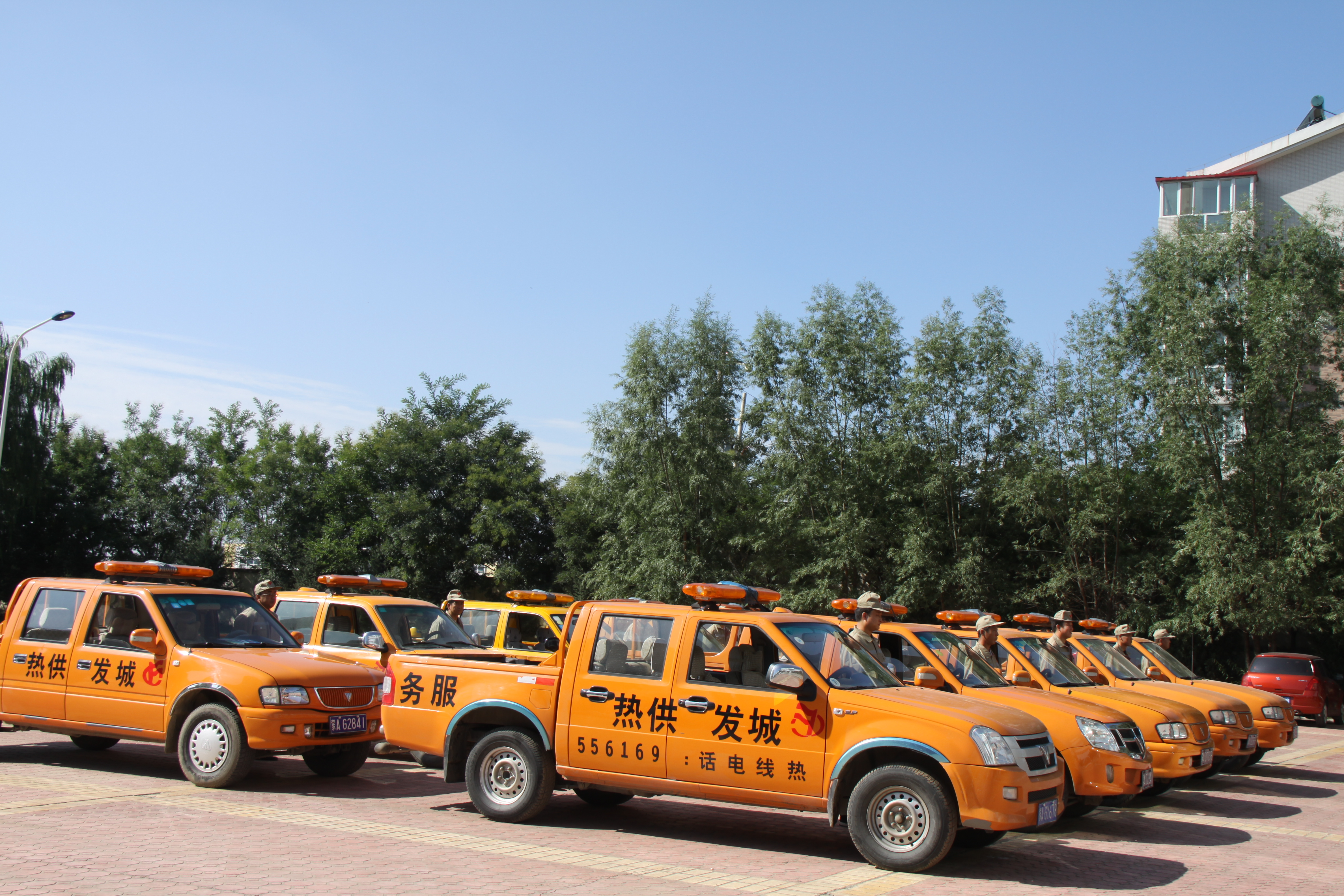供熱服務(wù)、搶險(xiǎn)車隊(duì).jpg
